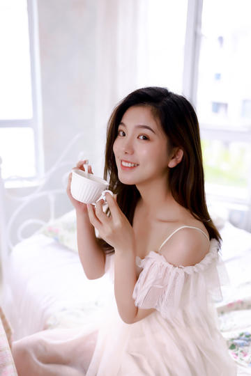 一手遮阴一手护胸的背景图片,家庭温馨守护,爱意两全其美